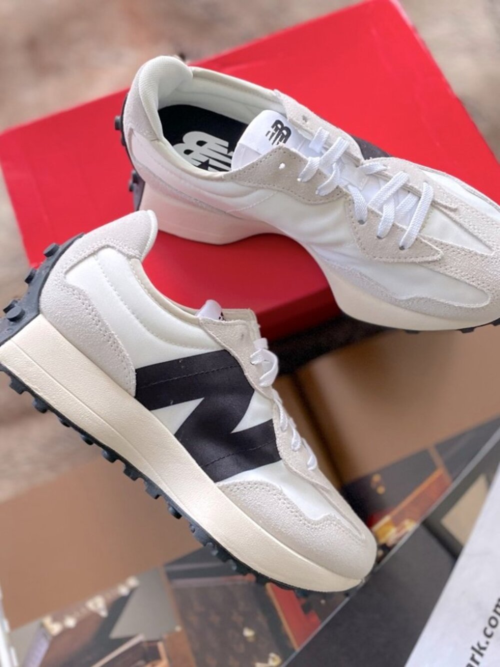 New Balance 327 Sneakers